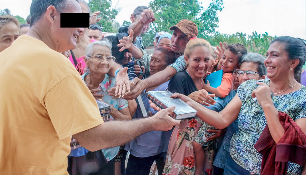 Un millón de Biblias, NO SON SUFICIENTES. Un millón de Biblias, NO SON SUFICIENTES.