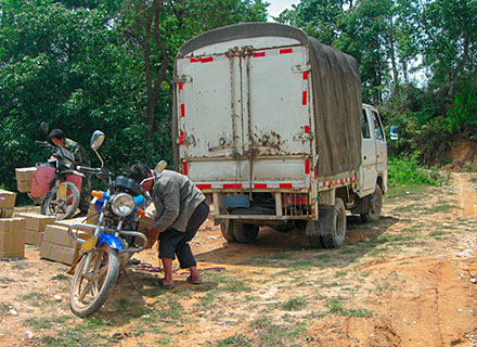 Motocicleta y camión