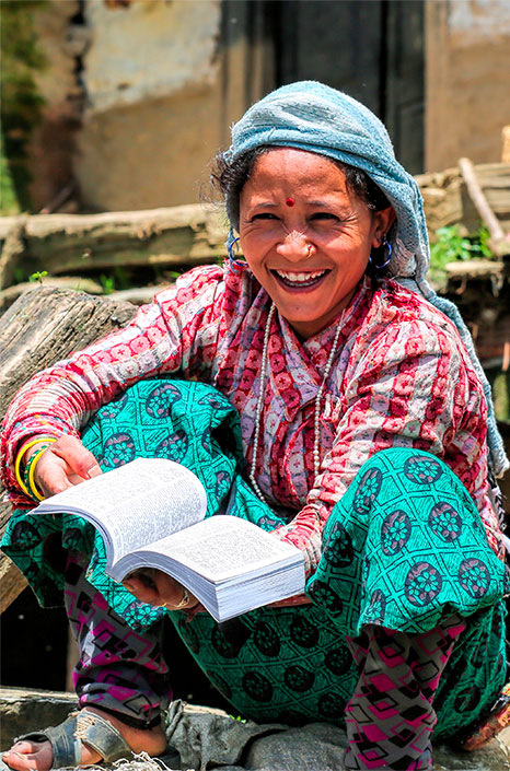 Mujer sostiene una Biblia abierta