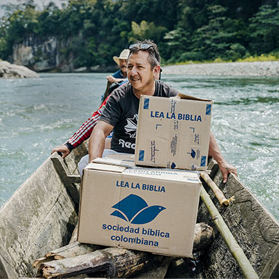 Personas que transportan cajas en canoa