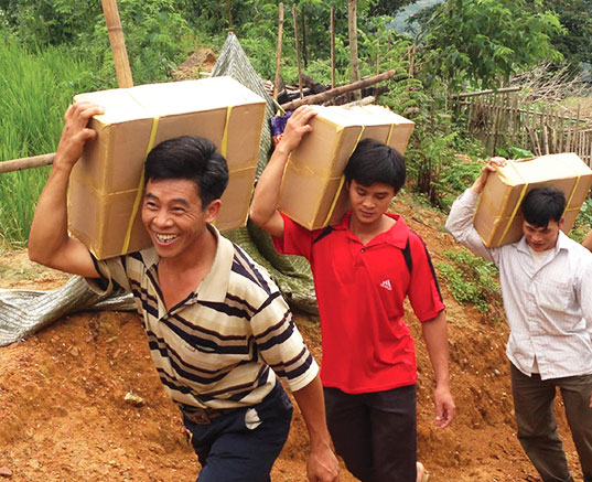 Distribución de Biblias en Vietnam.