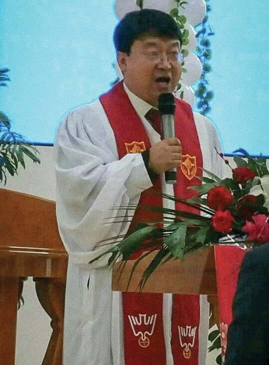 Pastor Han preaching 