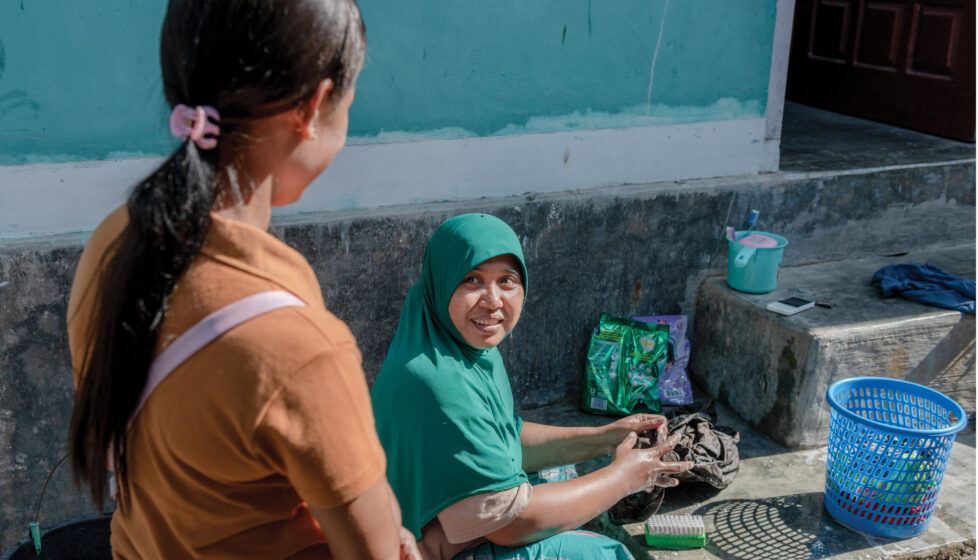 Indonesian Christian Woman Shares Christ Outside Mosques indonesian woman talks to woman in hijab